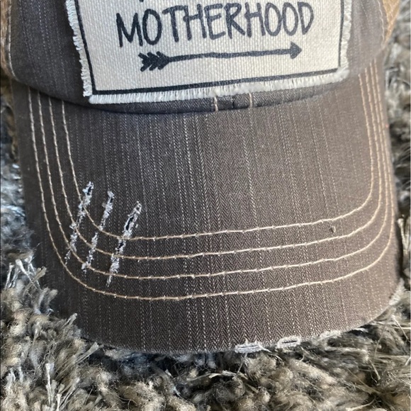 Women’s Gray/ Beige “Ain’t No Hood Like Motherhood” Trucker Hat - Picture 3 of 8